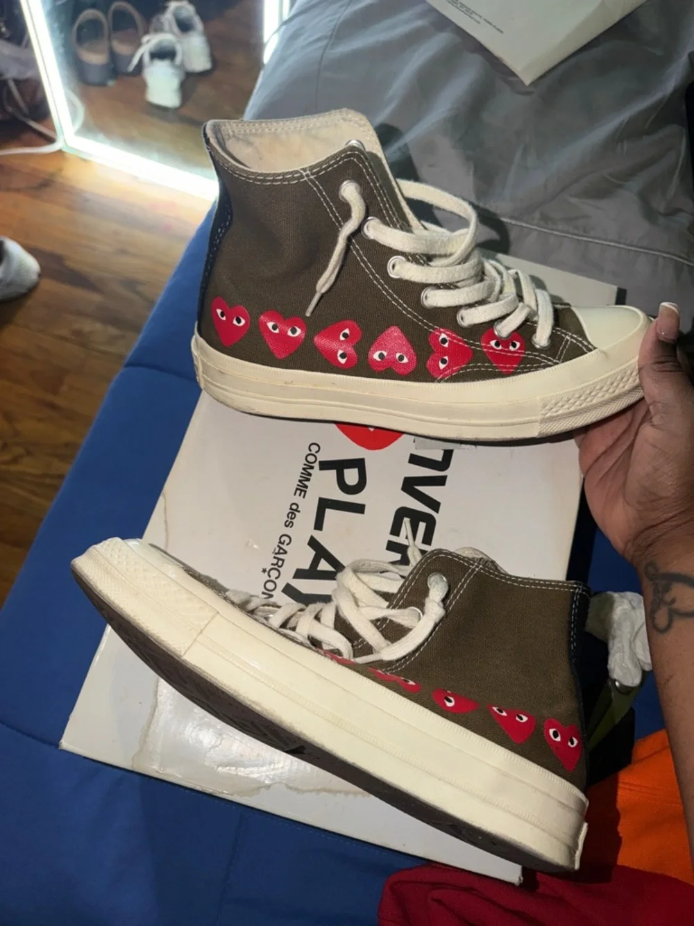 Converse PLAY Box with Red Heart Logo and Cream Accents WOMEN 7 MEN 5 - Picture 3 of 8